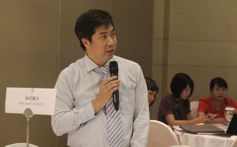 A participant speaks at the seminar