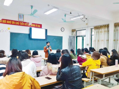 A reproductive healthcare expert shares knowledge with students before their intern abroad. Photo: by the interviewee