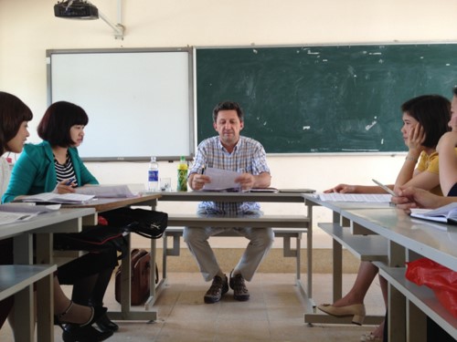 An English class at the Foreign Language Faculty, Tay Bac University with an Australian volunteer