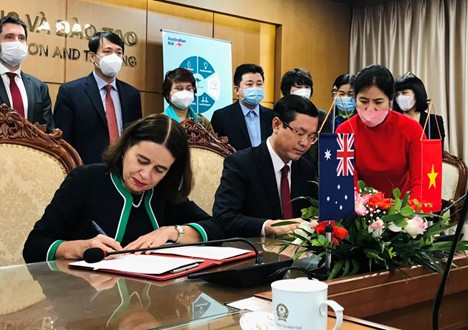 Australia’s Ambassador to VietnamRobyn Mudie, and of MOETVice Minister Nguyen Van Phuc signed the agreement. (Photo credit: The Australian Embassy).