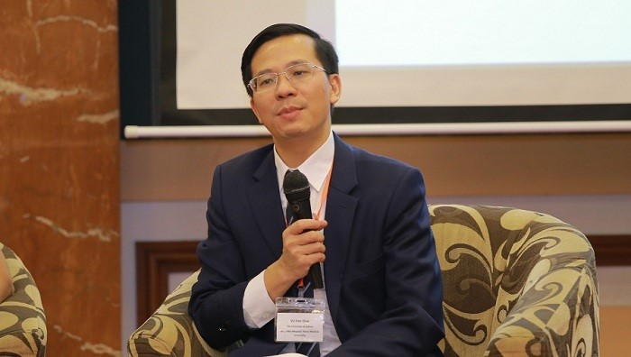 Doctor Vu Van Giap discussing with Australian alumni