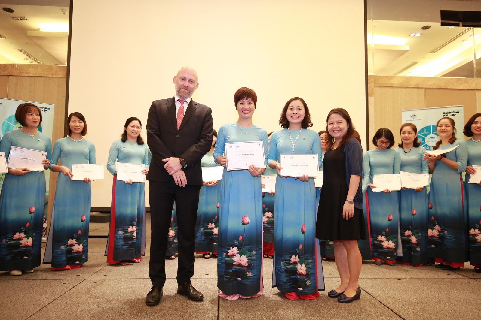 Dr. Bui Thi Huong Giang (second from left) received a Certificate of Participation in the Australia Awards Short Course – Women in Leadership Journey