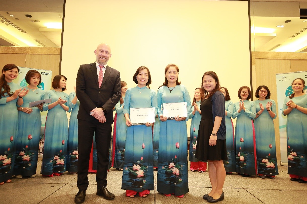 Dr. Nguyen Thi Huong (second from left) received a Certificate of Participation in the Australia Awards Short Course – Women in Leadership Journey