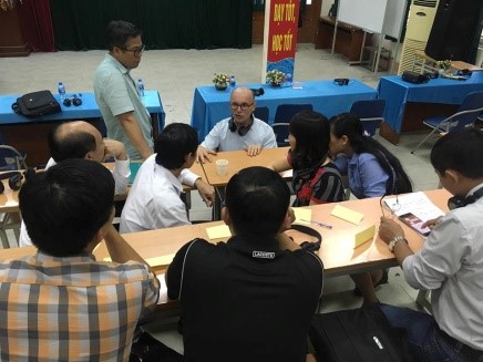 Dr Ralf Muhlberger in discussion with lecturers and staff of Thai Nguyen University in a group activity