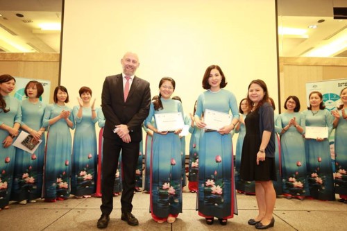 Dr Vu Thi Quy (second from right) received a Certificate of Participation from the Australian Awards Short Course – Women in Leadership Journey.