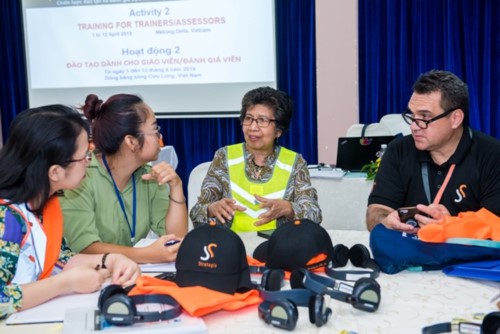 Expert Lou De Castro Myles and her Australian colleague discussing with Vietnamese trainees