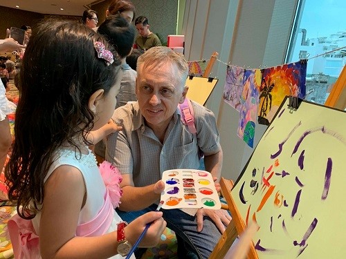 Father and daughter accompanied mother to the Reunion. When mother catches up with her friends, they discuss coloring the painting