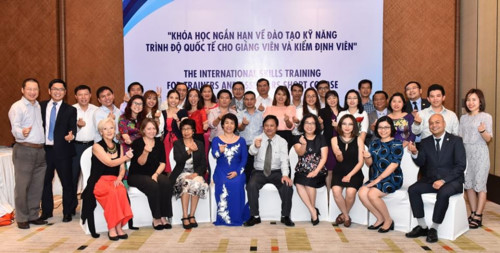 Các học viên và đại biểu chụp ảnh kỷ niệm kết thúc khóa học