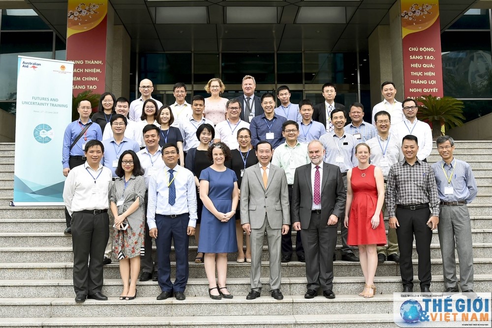 H.E Mr. Nguyen Van Thao, Assistant to the Minister of Foreign Affairs, delegates, and trainees (Photo: Tuan Anh)