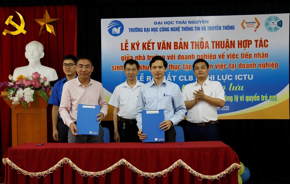 Dr Vũ Đức Thái, ICTU Vice Rector (first right) signs the agreement with representative of enterprise.