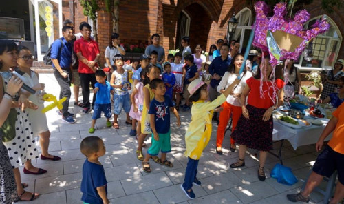 Kids are playing traditional game