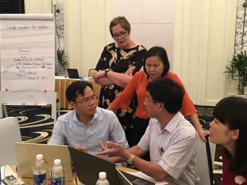 Lecturer Vu Trong Luong (left) with cOKolleagues and Australian experts in a group work session