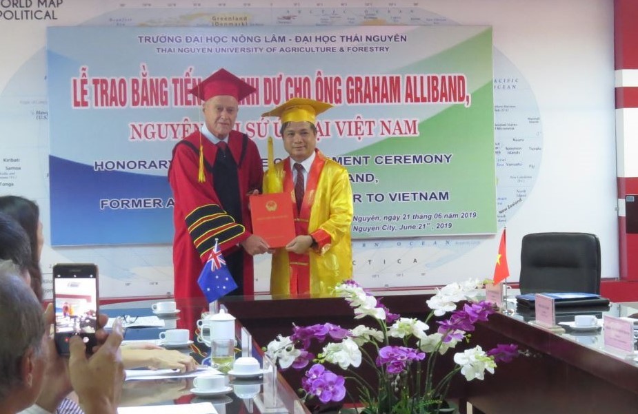 Mr. Graham Alliband was conferred an honorary doctorate from Thai Nguyen University of Agriculture and Forestry. Photo: Website of Thai Nguyen University.