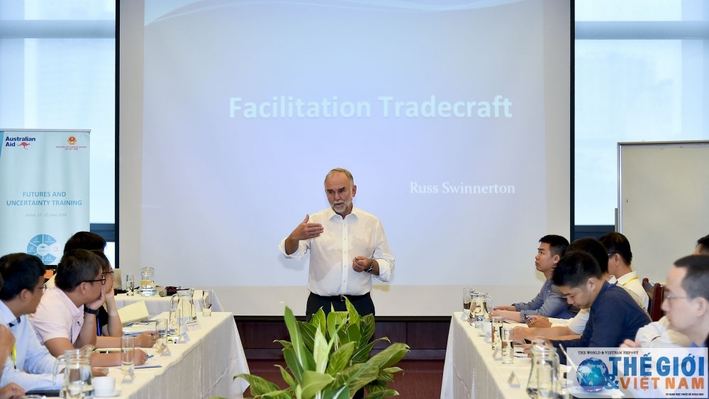 Mr. Russ Swinnerton, an Australia's leading expert on analysis, forecast and policy making, and the course participants at the first training session on June 17, after the Opening ceremony (Photo: Tuan Anh)