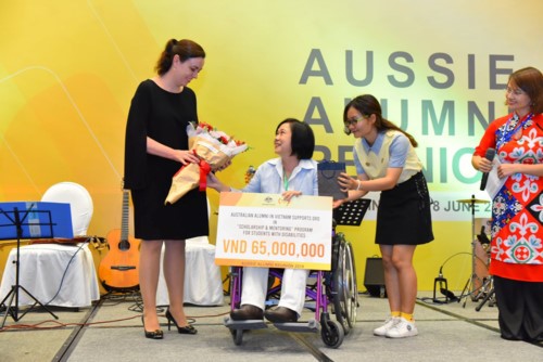 Ms. Julianne Cowley - Australian Consul-General in Ho Chi Minh City - gave 65 million dong to Ms. Vo Hoang Yen, DRD Director. This amount was contributed by Australian alumni to help the DRD Companion scholarship program to increase the number of beneficiaries