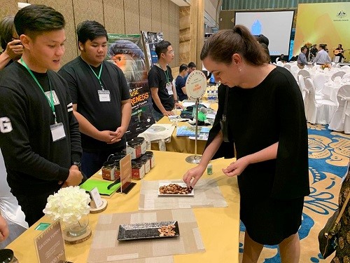 Ms. Julianne Cowley – Australian Consul-General in Ho Chi Minh City visits booths introducing products made by Australian Alumni students