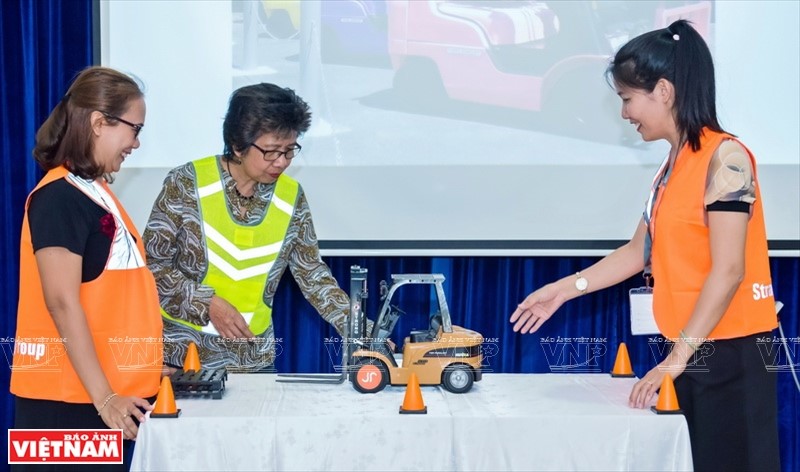 Ms. Lou De Castro Myles introduces educational tools to participants so that they can apply directly to their lectures. 