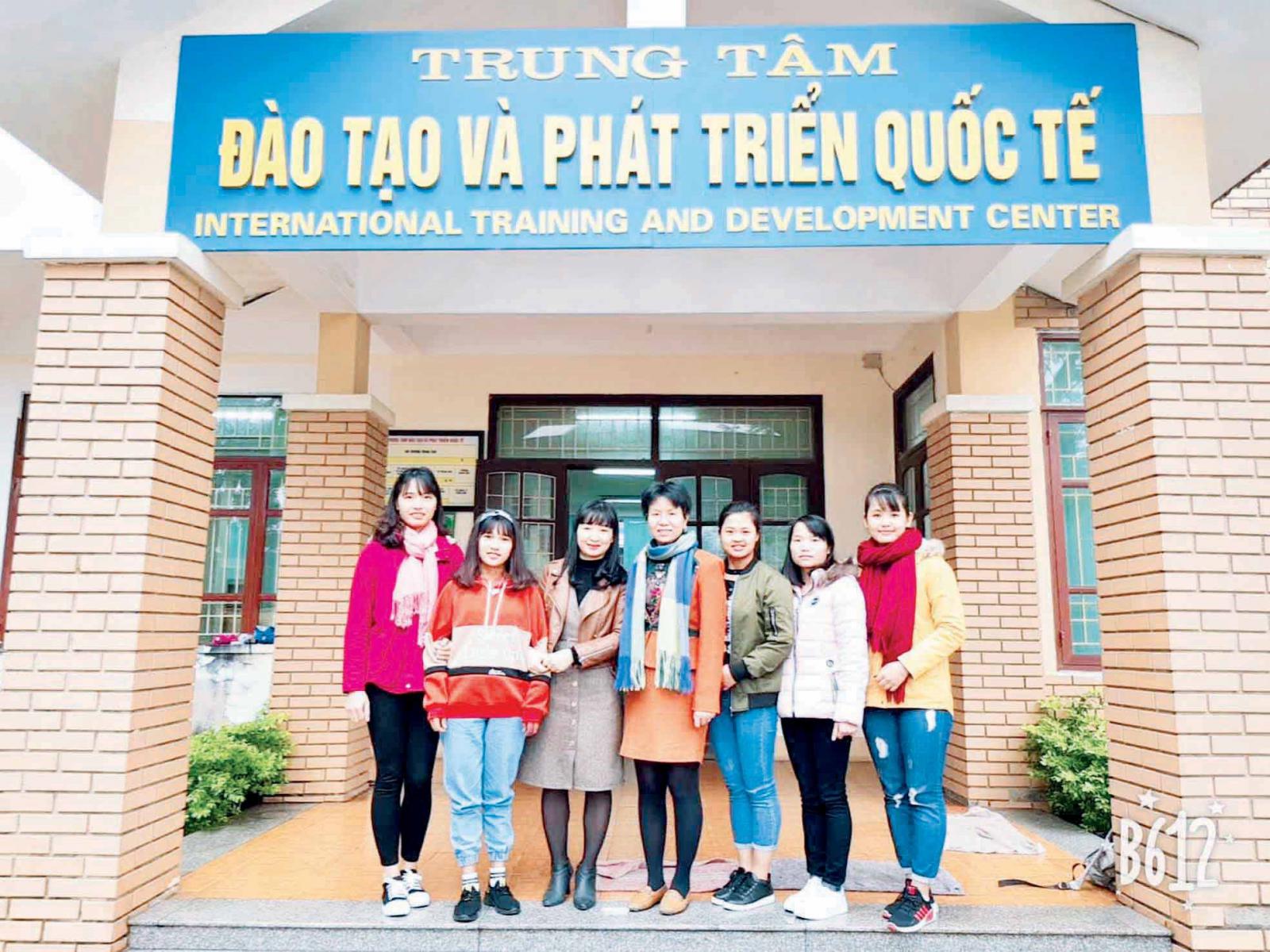 Ms. Nguyen Thi Mai Thu (third from left) photographed with an expert and female students of the University of Agriculture and Forestry after the training session on gender and reproductive healthcare. Photo: by the interviewee.