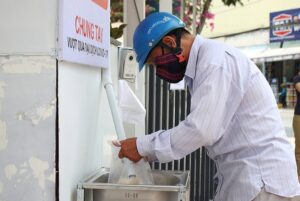 People now only need to press the button to received donated rice from the ATM – Photo: Diep Phan