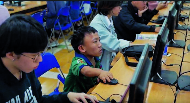 Students like Não Văn Thống (second from left) face many difficulties when studying. Photo courtesy of Văn Thống