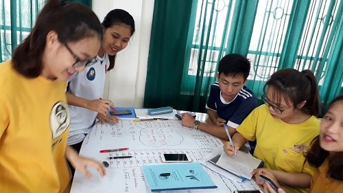 Tráng A Dơ, a male student and his female classmates from an advanced program of TUAF participated in a group activity